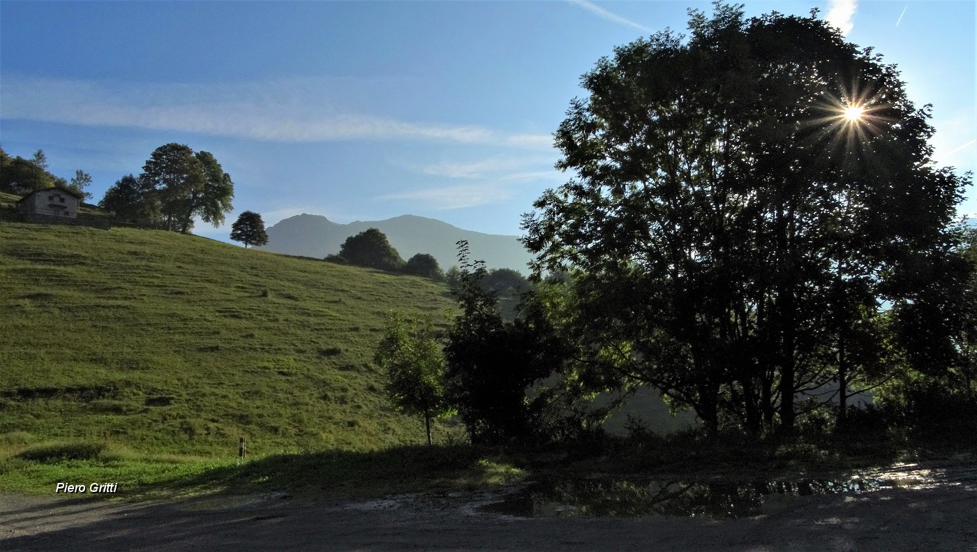 07 Dal parcheggio di Capo Foppa, punto di partenza, spunta il Monte Venturosa.JPG -                                